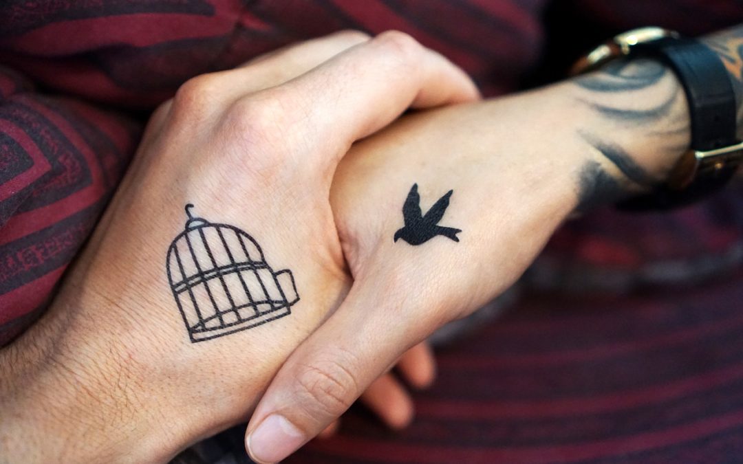 Finger tattoos : Oui, les tatouages au doigt peuvent s’effacer, voici 8 faits que vous devriez connaître sur cette tendance