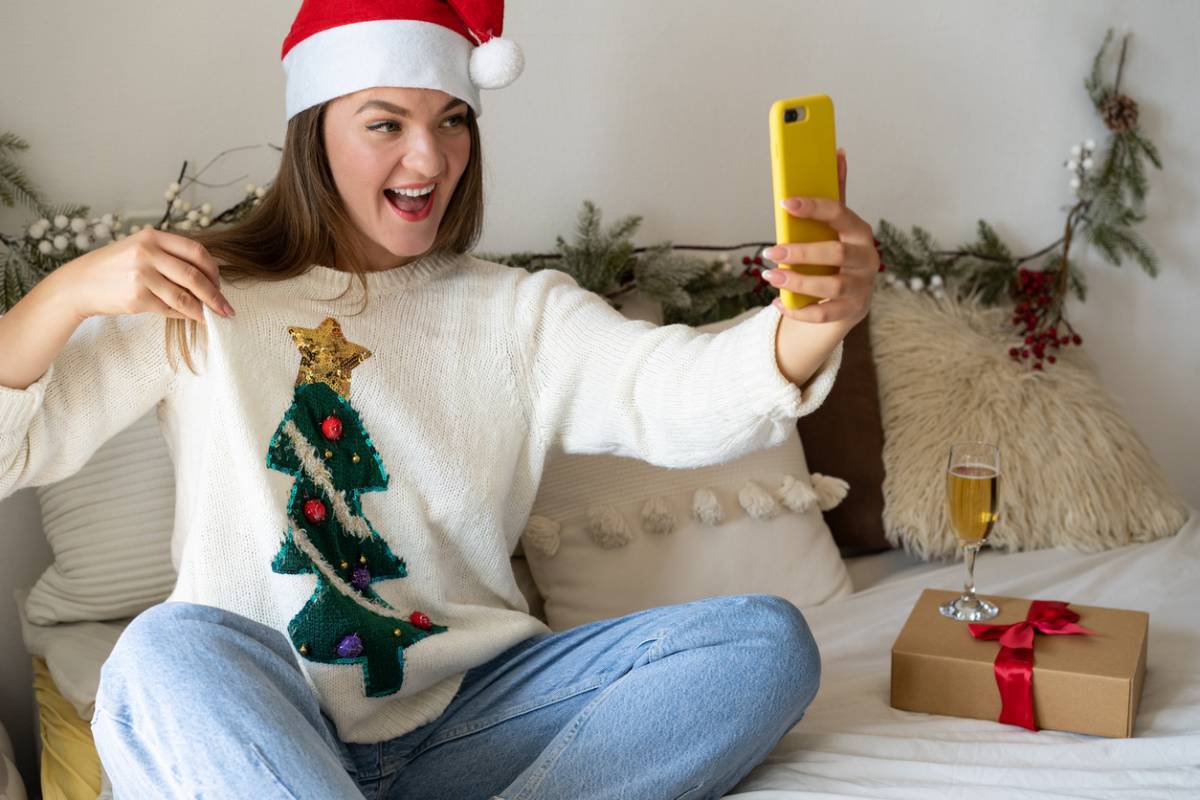 Pull de Noël : pourquoi ont-ils la cote même hors saison ?