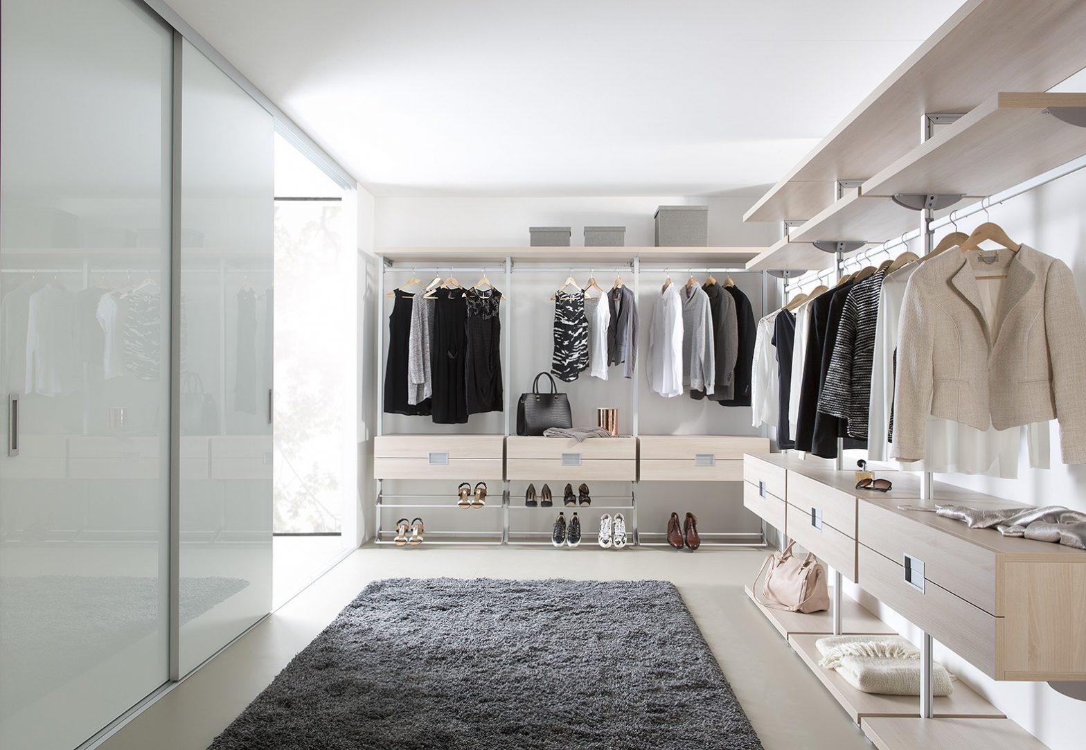 Mode : 5 pièces indispensables pour un dressing tendance en 2021
