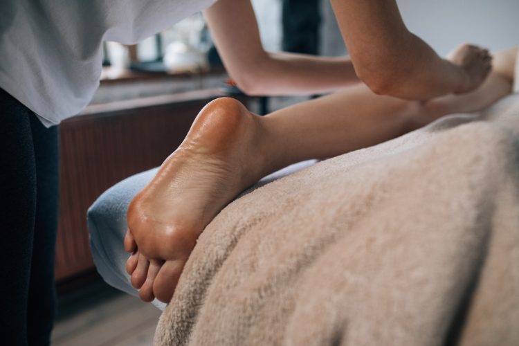 Massage drainant : comment faire un automassage lymphatique sur le bas du corps
