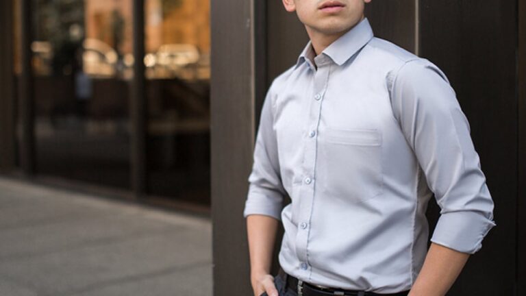 homme en chemise bleu