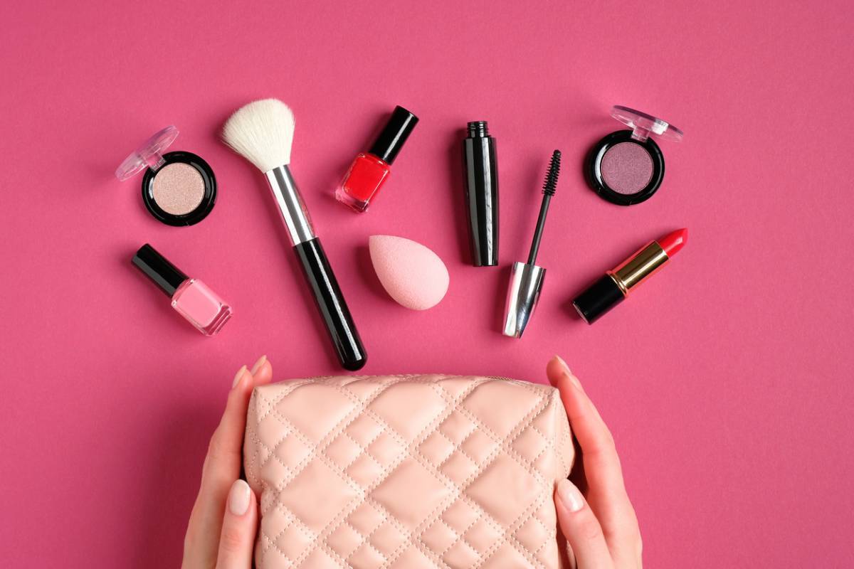 Été 2021 : les produits indispensables à mettre dans la trousse de maquillage