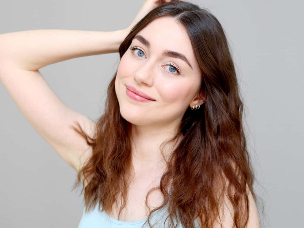 femme avec du cheveux wavy