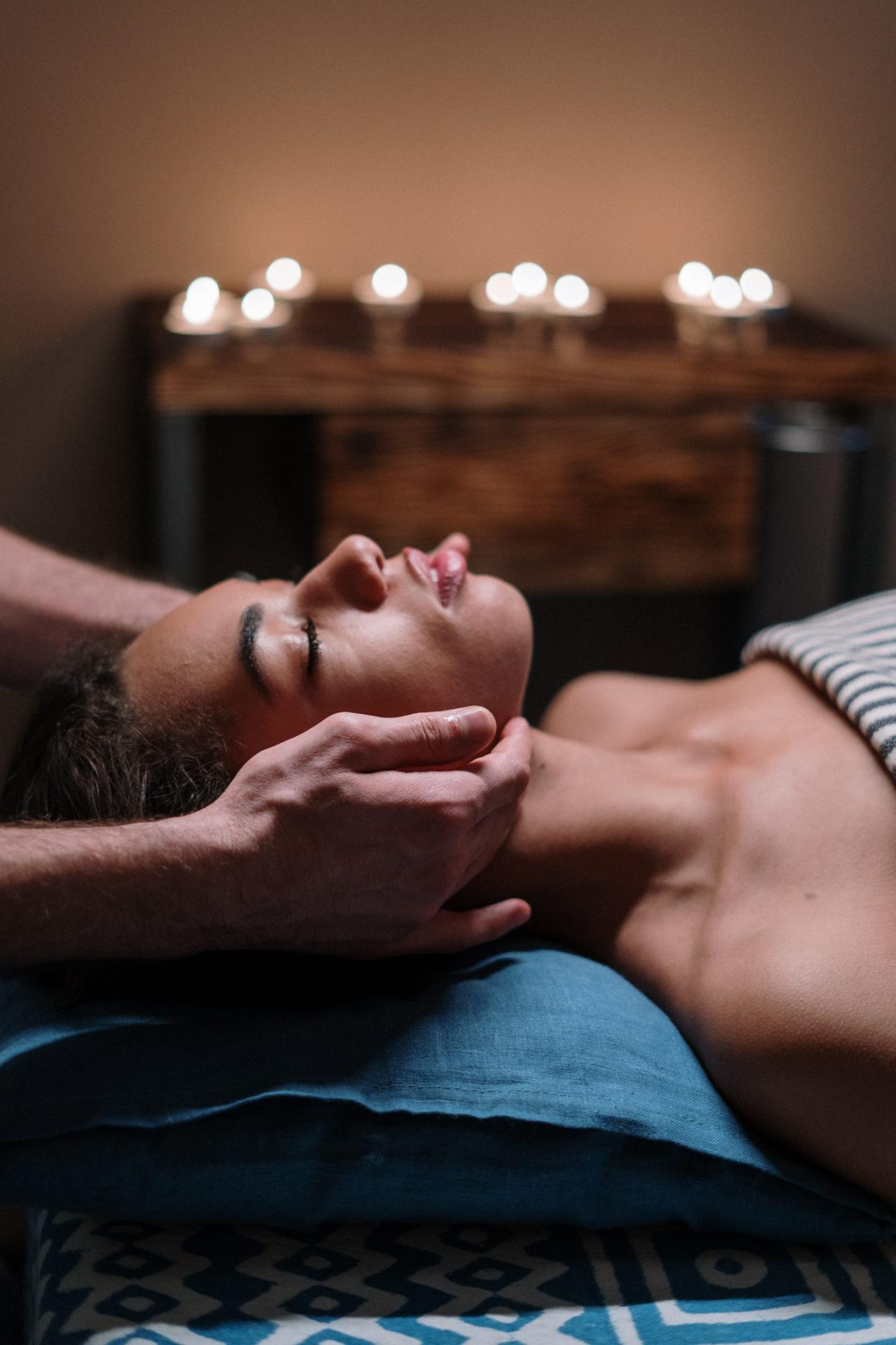 Comment faire un massage facial