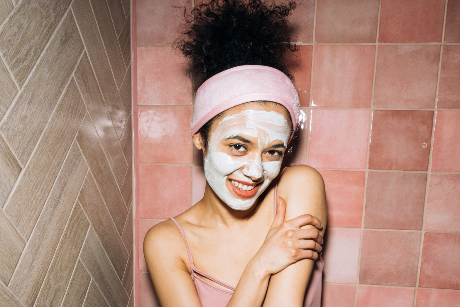 Masque facial fait maison contre l’acné : idéal pour les coups de soleil et la peau sèche