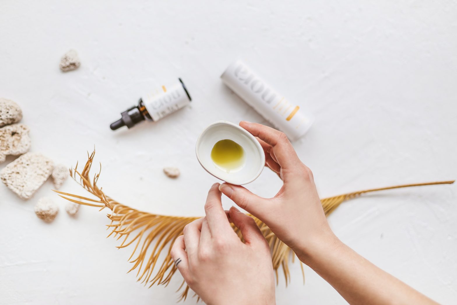 Huile de massage maison : infusée avec des herbes et des huiles essentielles