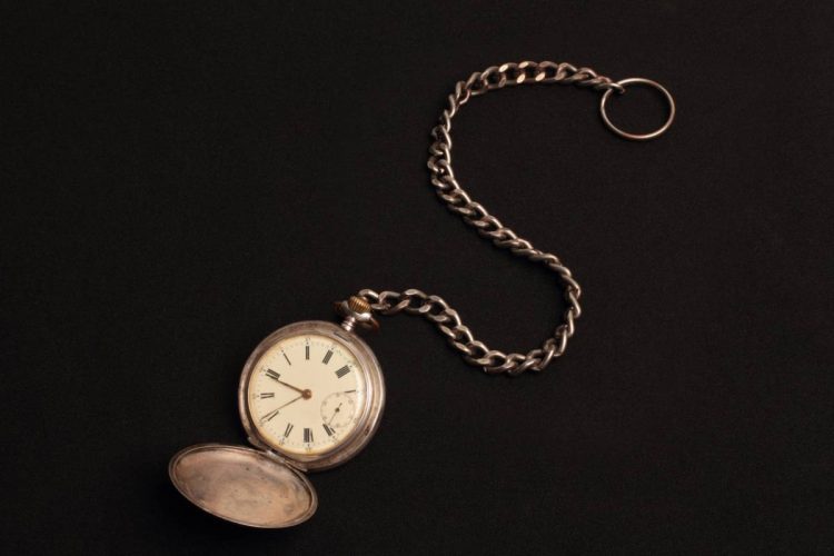 Comment choisir la montre pendentif parfaite pour votre quotidien ?