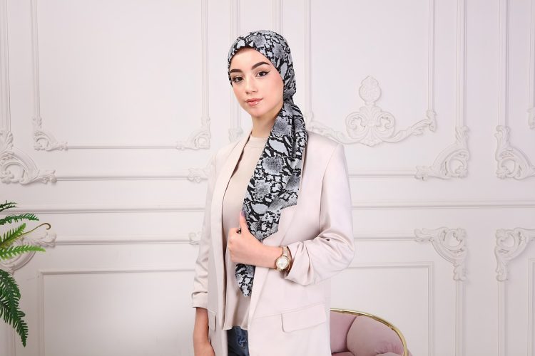 Comment mettre le foulard dans les cheveux ?