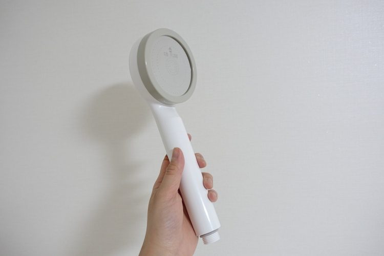 Se laver le visage sous la douche est une erreur