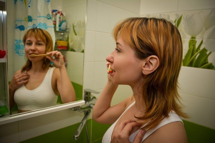 Dents sensibles ? Apprenez à les soigner naturellement