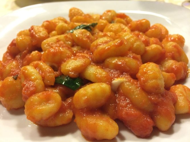 Gnocchi aux épinards, aux champignons et au prosciutto