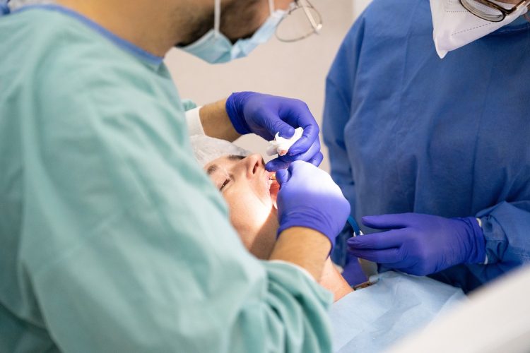 Les solutions pour soulager les douleurs des gencives