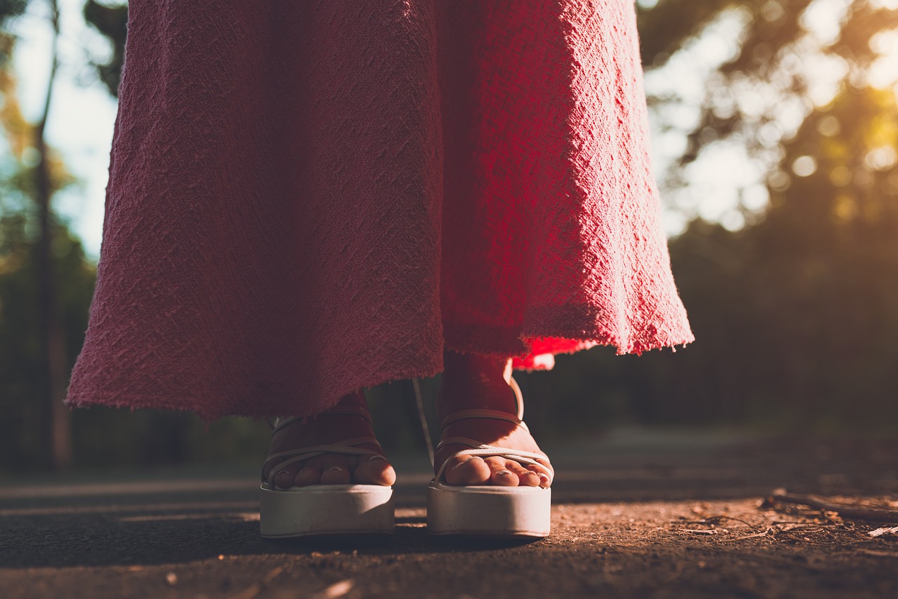 Cinq étapes simples pour raccourcir une robe chez vous