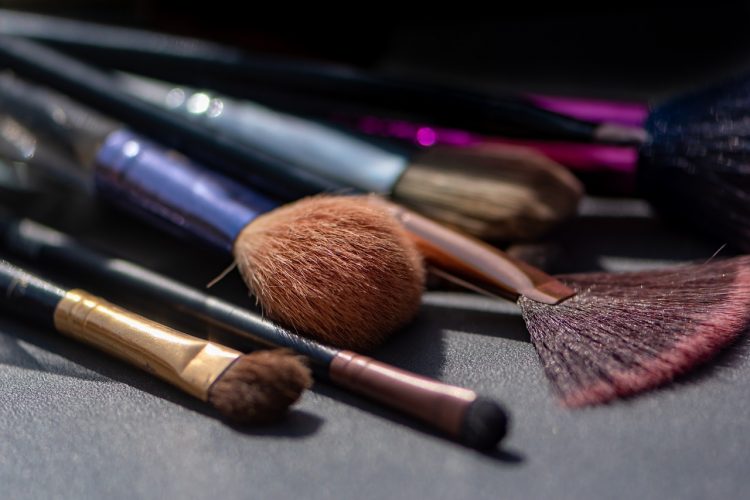 10 conseils de maquillage pour les femmes en déplacement