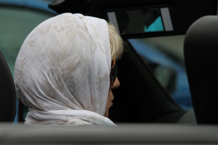 Comment mettre un foulard dans les cheveux : nos conseils