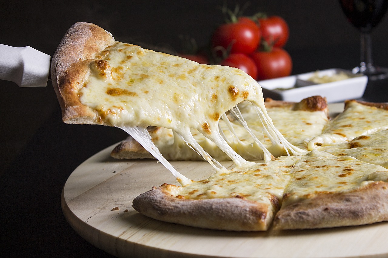 Gros plan sur les bases d’une recette de pizza 4 fromages