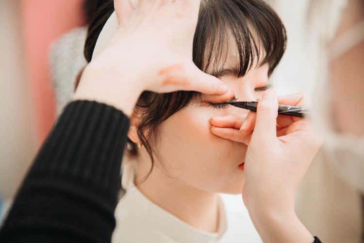Comment faire un trait d’eye liner : astuces simples et rapides