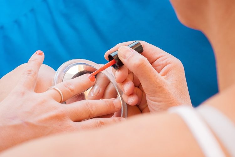 Ongles jaunis, cassants ? 4 façons de les embellir sans manucure !