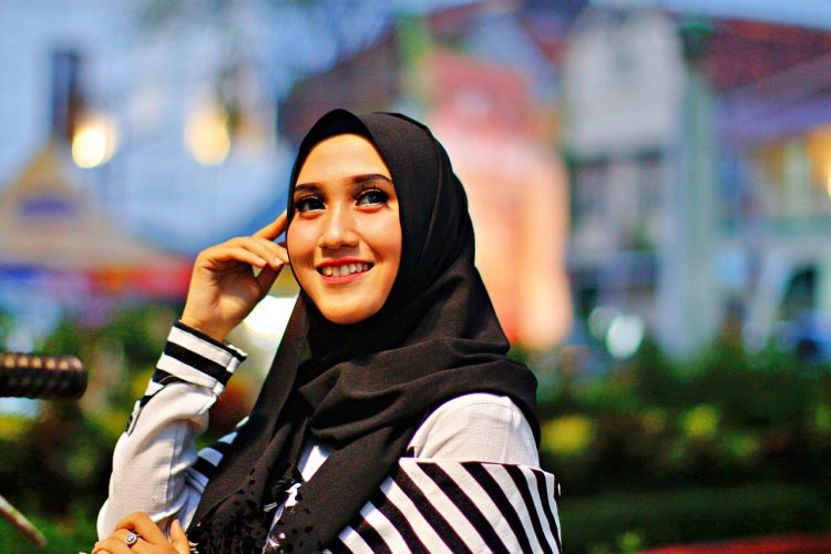 Comment porter un keffieh avec style : astuces et idées de tenues