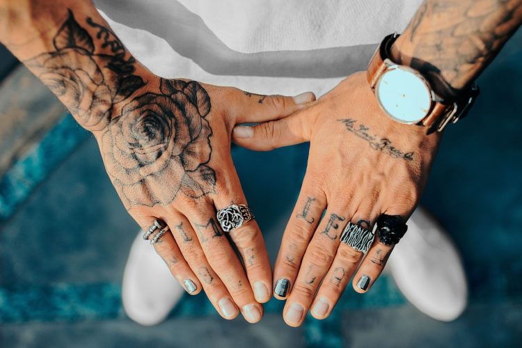 Comment s’habiller après un tatouage au bras : nos recommandations