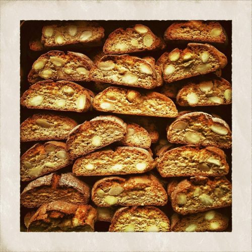 Apprenez à préparer des biscuits Biscotti aux amandes à la maison.