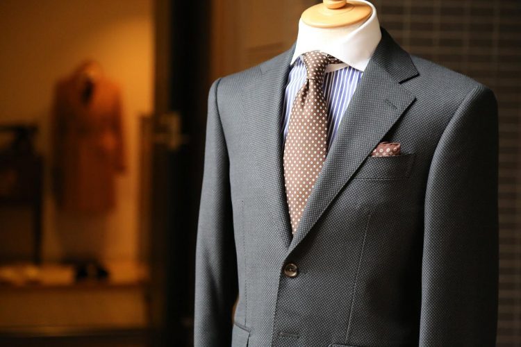 Mariage : comment sortir du style traditionnel grâce à un tailleur ?