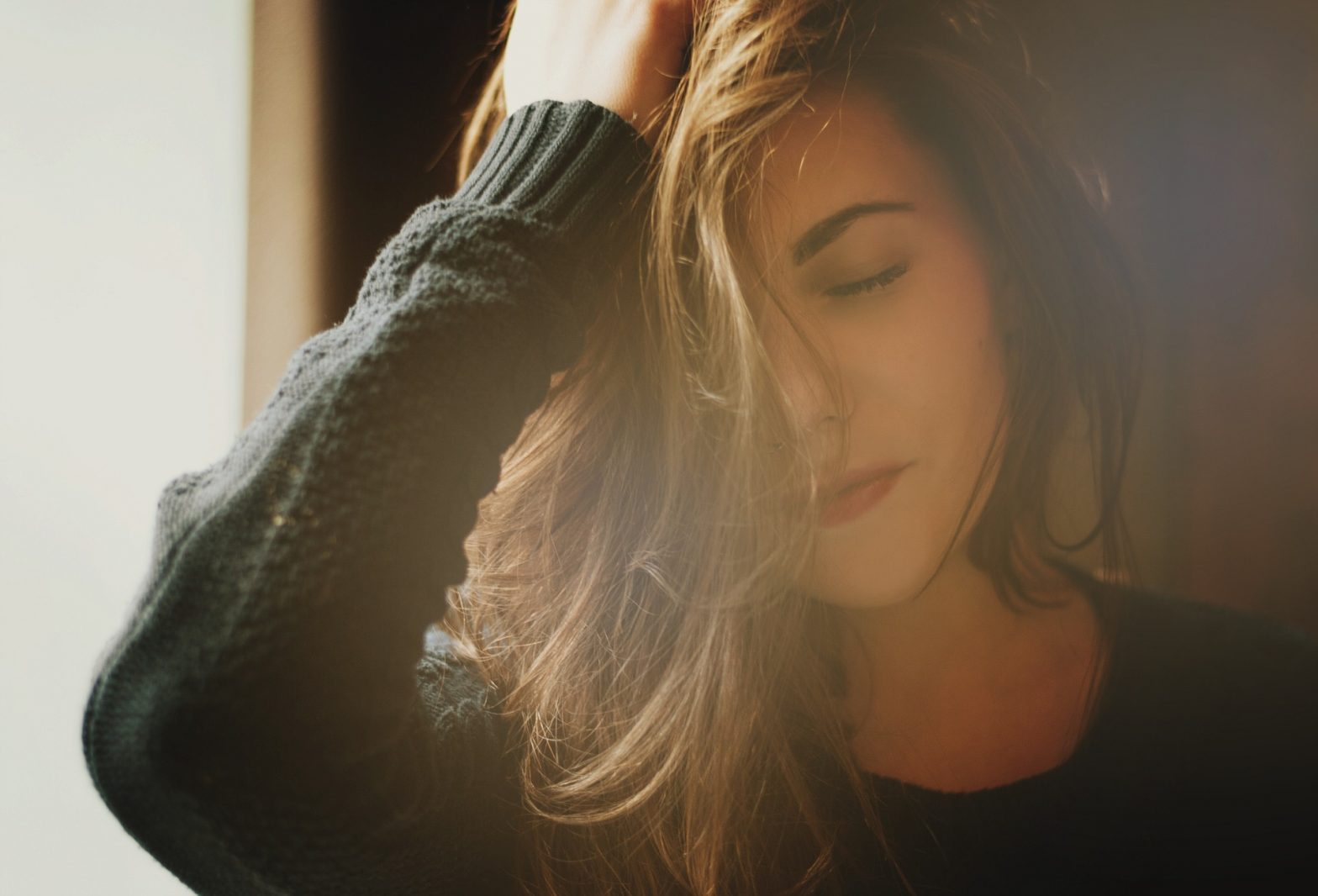 Comment les déséquilibres hormonaux affectent vos cheveux