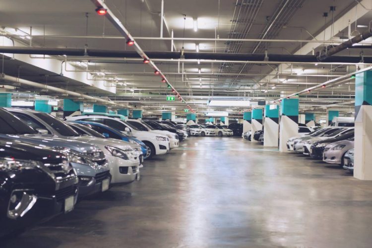 Pourquoi privilégier les parkings privés proches des aéroports ?