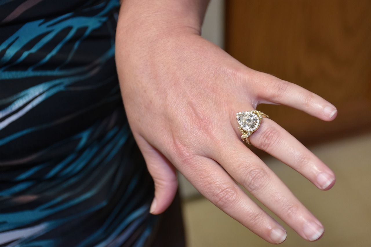 La bague de fiançailles : pourquoi choisir une bague cœur en diamant ?