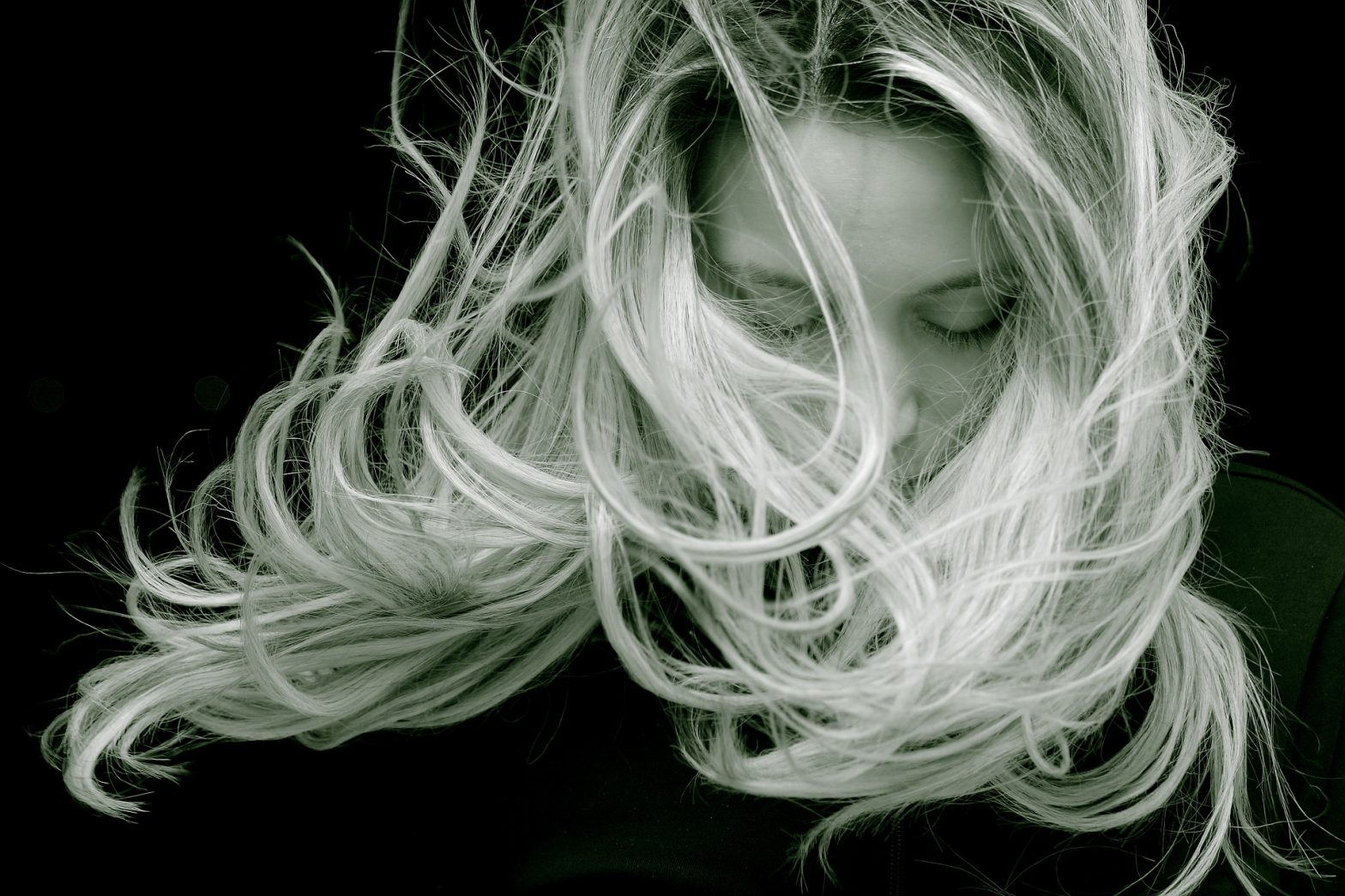 Dormir avec des cheveux mouillés peut-il vous rendre malade ?