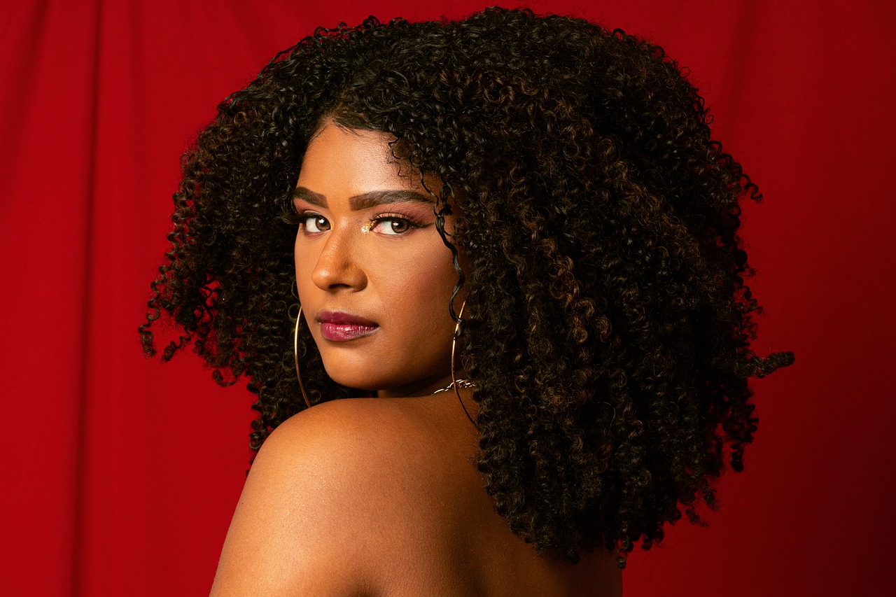 Dompter les cheveux crépus : guide pour réaliser les plus belles boucles
