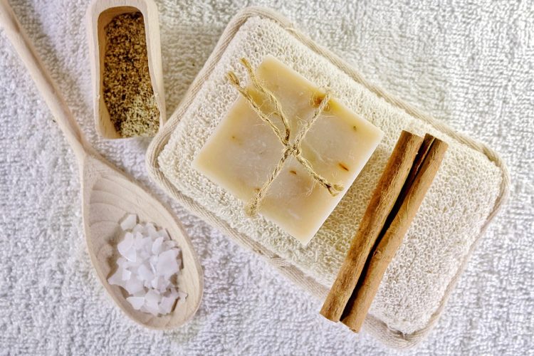 Savon maison pour les pieds et gommage maison pour les mains pour l’automne