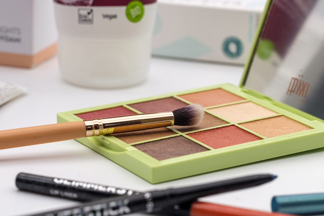 Maquillage de Noël : 5 Idées brillantes pour illuminer votre soirée festive