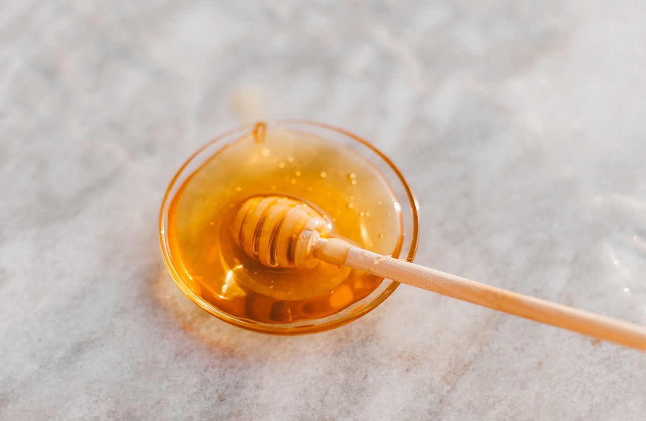 Taches, peau grasse, points noirs, éclat du teint : 08 recettes beauté au miel !