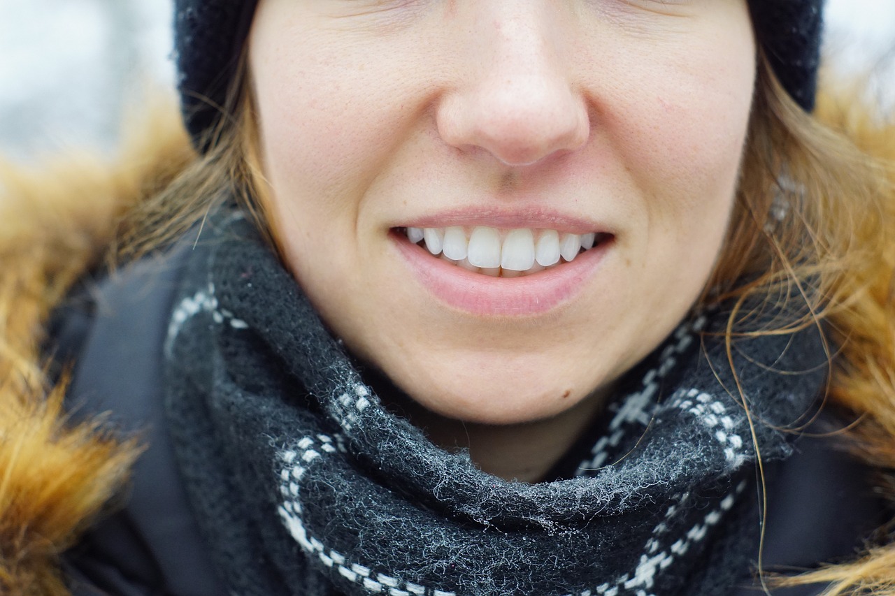 Avoir des dents blanches : secrets et astuces beauté pour toutes les femmes