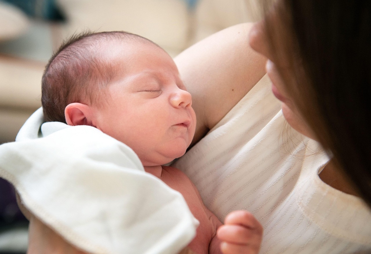 Cadeau de naissance original : pourquoi choisir une cape de bain avec prénom ?