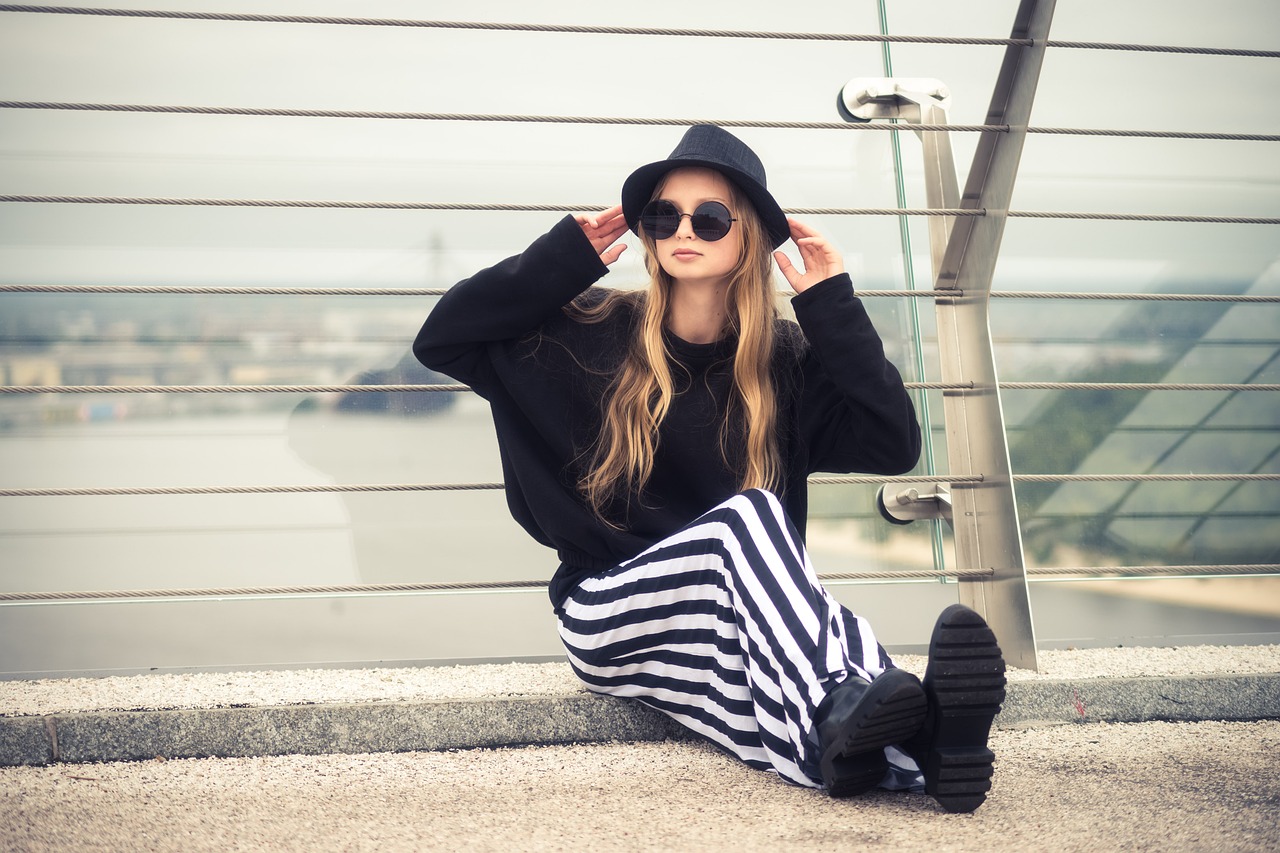 Les secrets du prêt-à-porter pour les petites femmes : comment bien s’habiller?