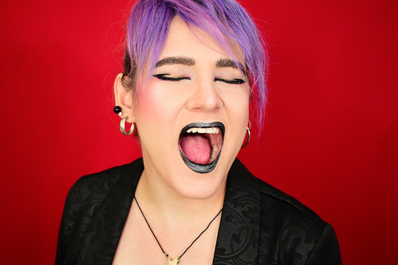 5 choses que chaque femme doit savoir avant de se faire un piercing à la lèvre