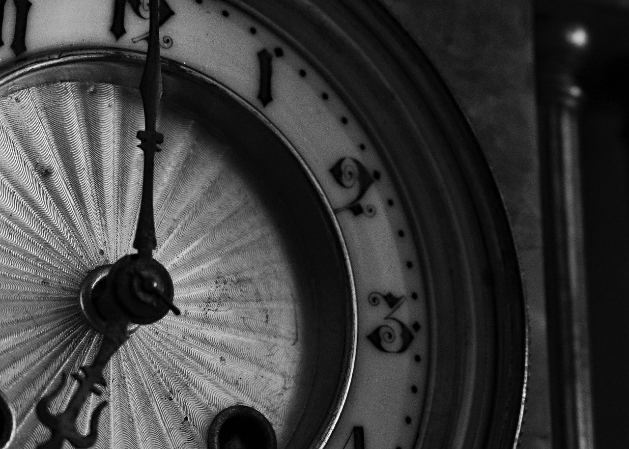 Signification et symbolisme de l’heure miroir 12h12 dans le cheminement féminin