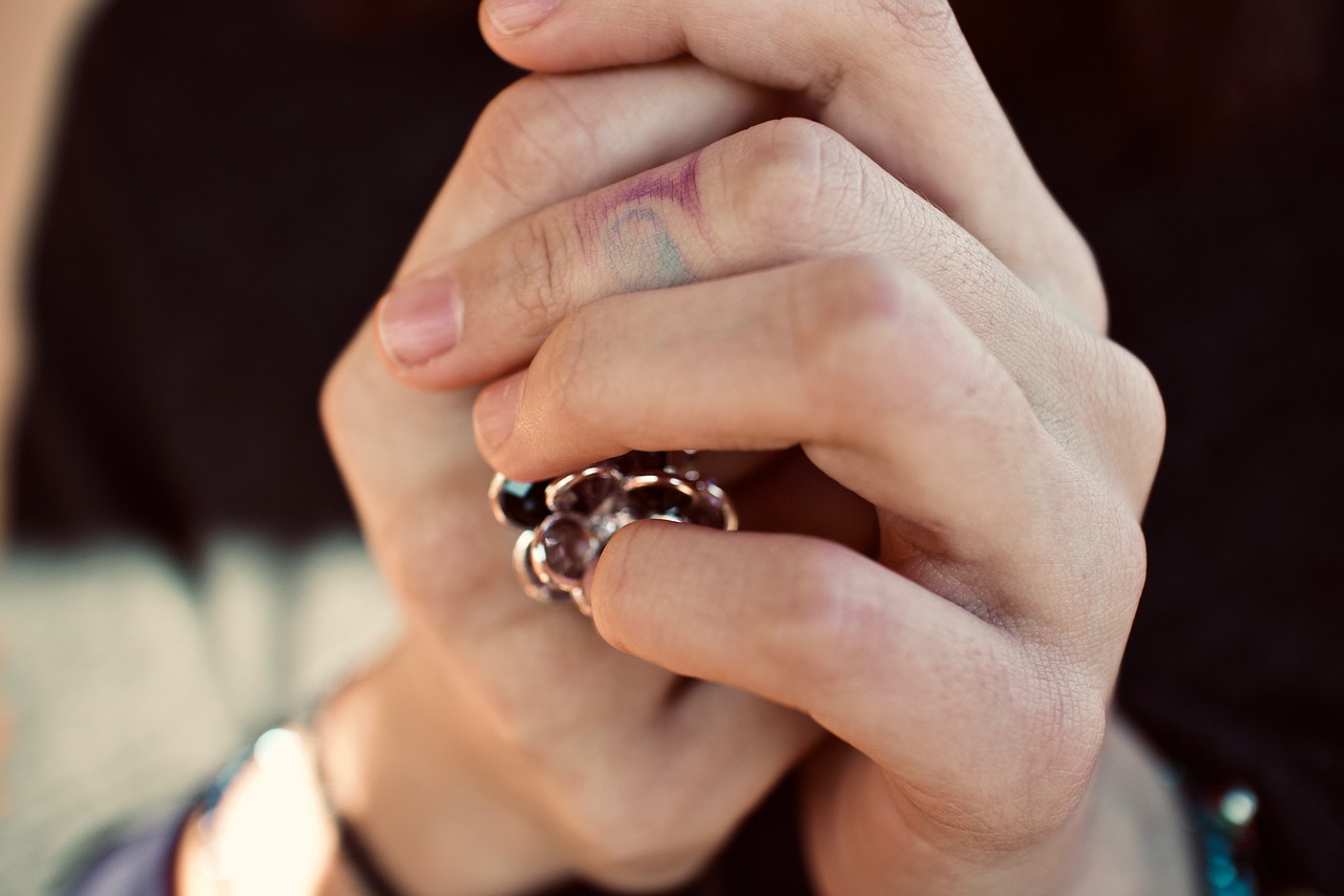 Un aperçu des tendances actuelles en matière de tatouages de main pour les femmes