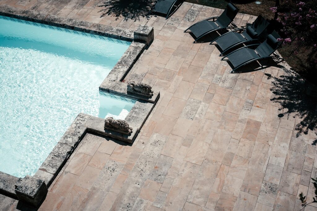 Traitement eau piscine : comment choisir les bons produits ?