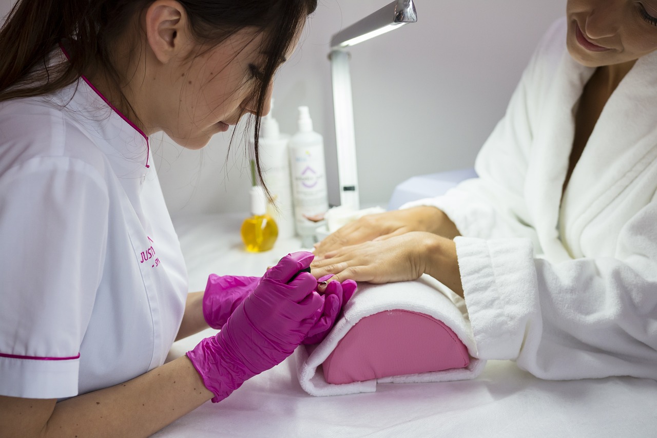 Découvrez comment réaliser un effet pull sur vos ongles : guide pour femmes modernes