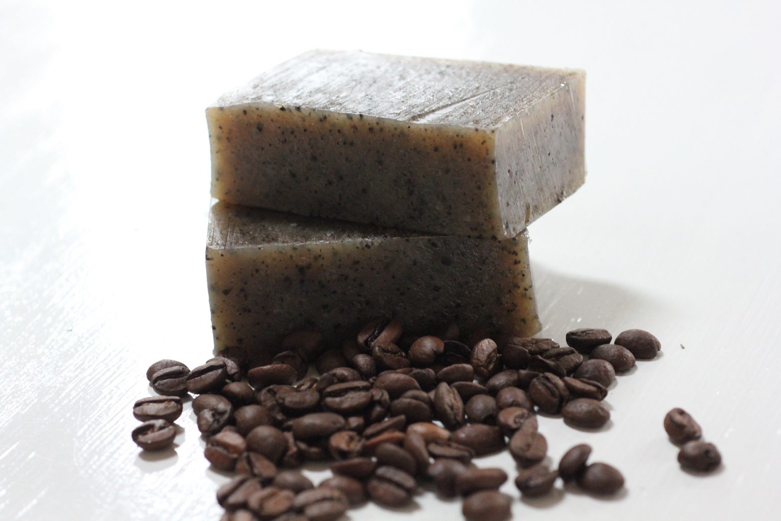 Savon au café : une recette de savon au café moulu pour éliminer les odeurs.