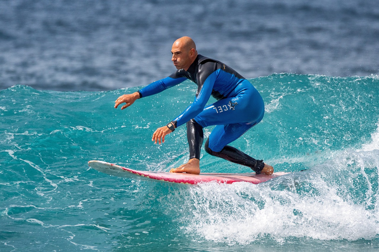 Avec une combinaison de surf, dites adieu à l’eau froide et faites des sessions épiques