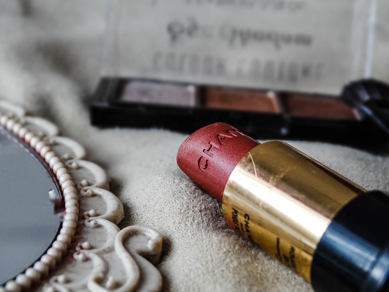 Quels sont les produits de beauté qu’une femme doit nécessairement avoir sur elle en voyage ?