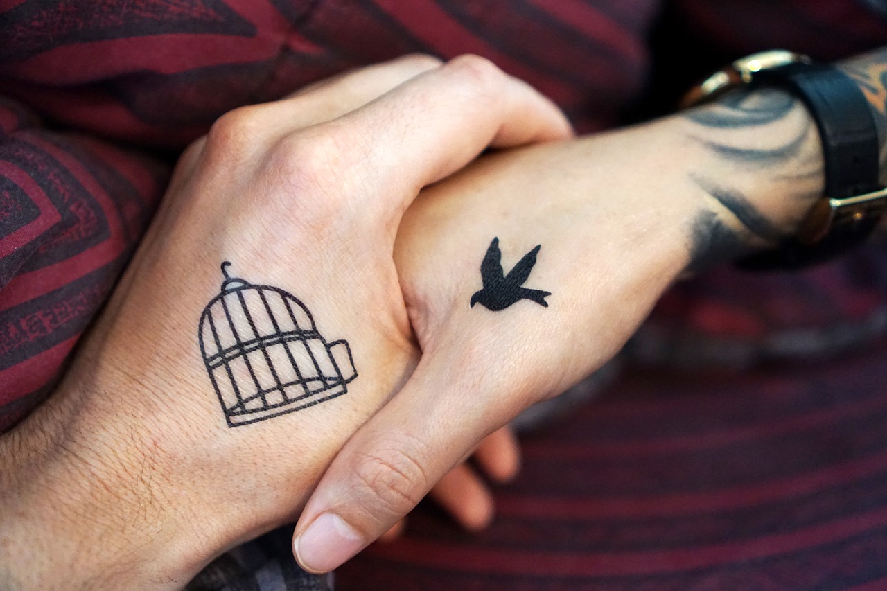 Finger tattoos : Oui, les tatouages au doigt peuvent s’effacer, voici 8 faits que vous devriez connaître sur cette tendance