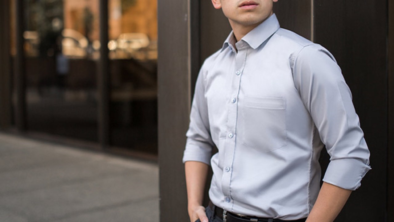 homme en chemise bleu