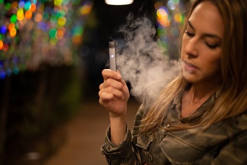 femme fumant e-cigarette