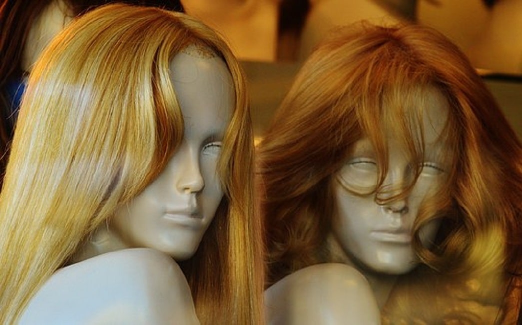 Choisissez la bonne couleur de perruque pour un effet plus naturel