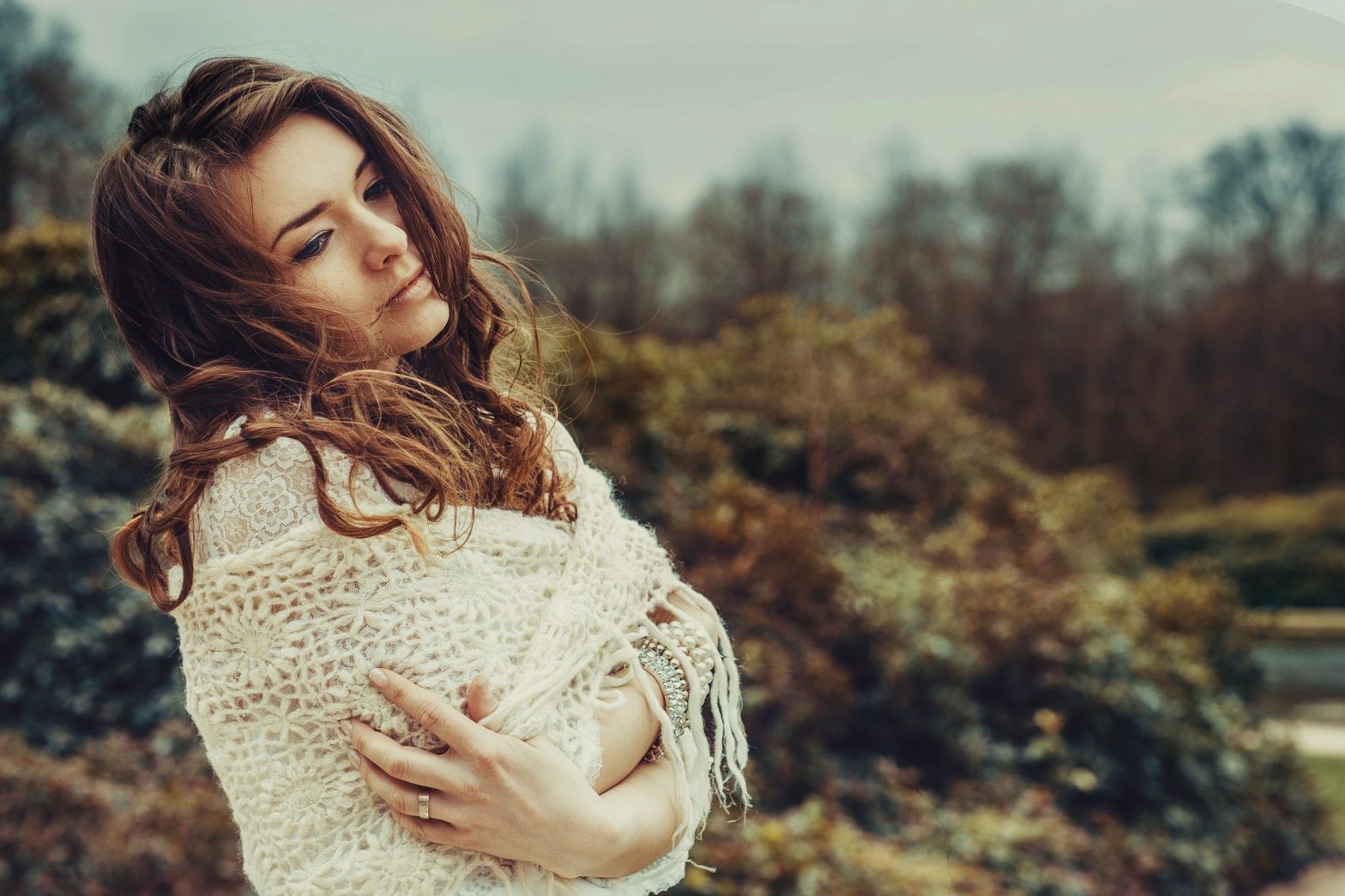 Pourquoi il faut s’aimer soi-même avant de trouver l’amour dans une relation – Conseils d’une jeune femme de 20 ans et plus